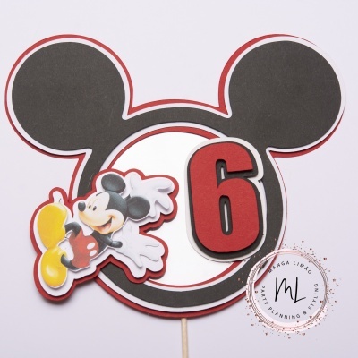 Objeto decorativo da cabeça do Mickey Mouse com número 6 vermelho e figura do Mickey