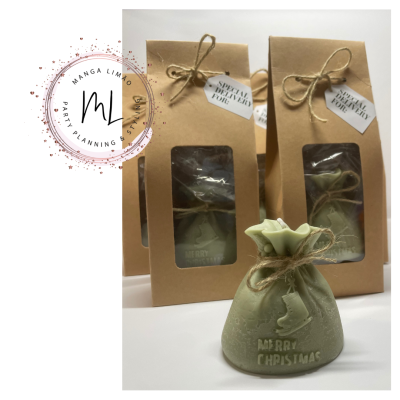 Saco decorativo verde com texto Merry Christmas em caixa de cartão com janela e etiqueta branca.