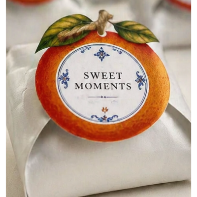 Etiqueta laranja decorativa com texto SWEET MOMENTS sobre guardanapo branco