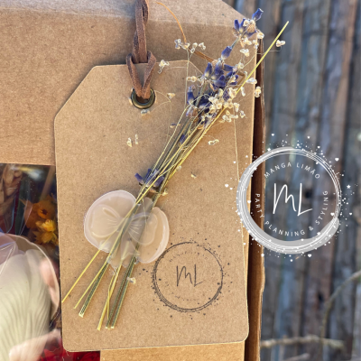 Etiqueta de cartão castanho com flores secas e botão em flor