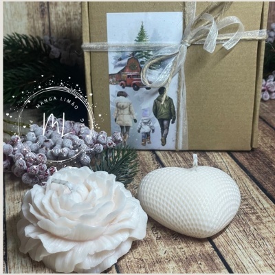 Caixa castanha com laço e etiqueta ilustrada, coração e flor decorativos brancos sobre madeira