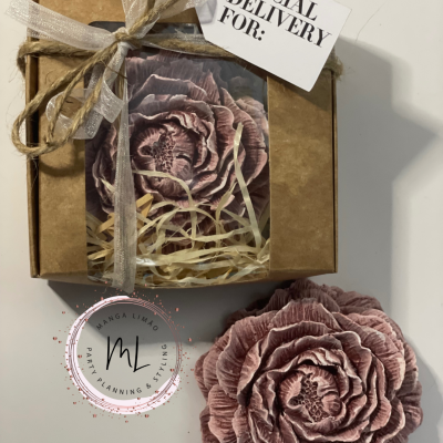 Caixa de presente com vela decorativa em formato de flor cor-de-rosa e laço prateado