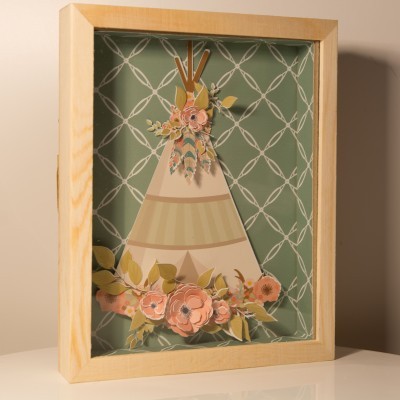 Quadro decorativo com tenda tipi e flores de papel em moldura de madeira