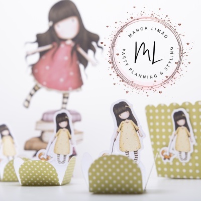 Peças decorativas de festa com bonecas em papel e suportes com padrão de bolinhas verdes