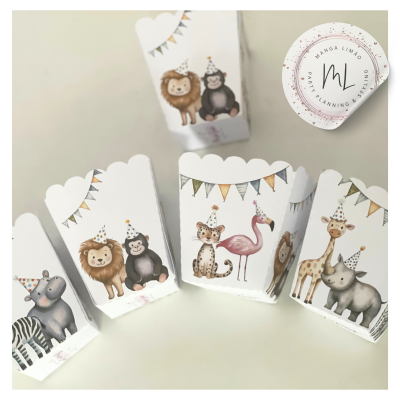 Embalagens de papel branco com animais de festa e bandeirinhas coloridas.