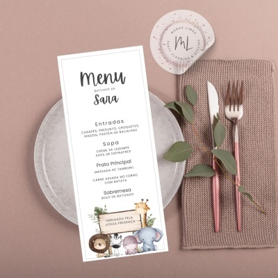 Menu de batizado personalizado para Sara com pratos listados colocado em prato branco junto a talheres cor de rosa