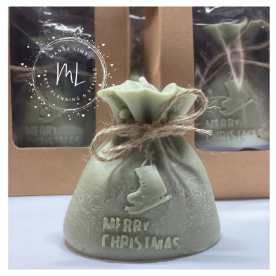 Vela cinza em forma de saco com corda e relevo 'MERRY CHRISTMAS'