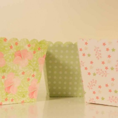 Caixas de papel para bolos com padrões florais e de bolinhas em tons pastel