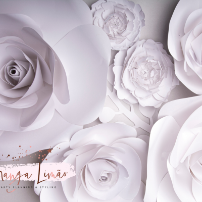 Flores grandes de papel branco decorativas com texto da marca Manga Limão