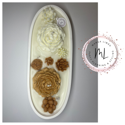 Prato oval branco com flores decorativas em creme e castanho