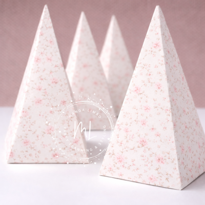 Caixas piramidais em papel com padrão floral rosa e bege