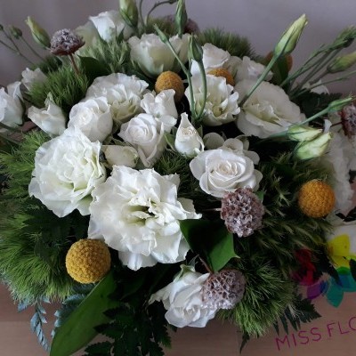 Arranjo floral com flores brancas, verdes e bolas amarelas com texto MISS FLOWER