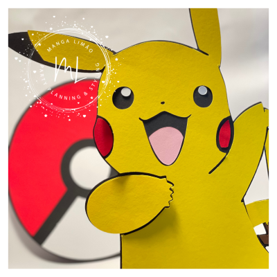 Figura de Pikachu em cardboard com Pokébola ao fundo