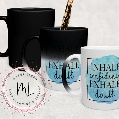 Conjunto de duas canecas, uma preta e outra branca com texto inspirador