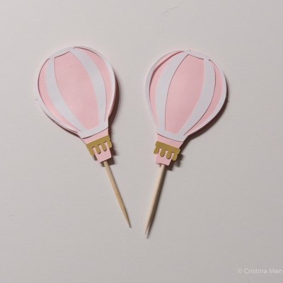 Duas decorações de balões de ar quente de papel em palitos