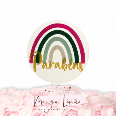 Decoração de bolo com arco-íris colorido e texto Parabéns em dourado sobre algodão doce cor de rosa