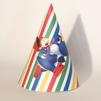 Chapéu de festa cónico com riscas coloridas e personagens de videojogo