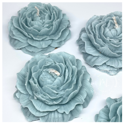 Vela azul claro em forma de flor com textura detalhada