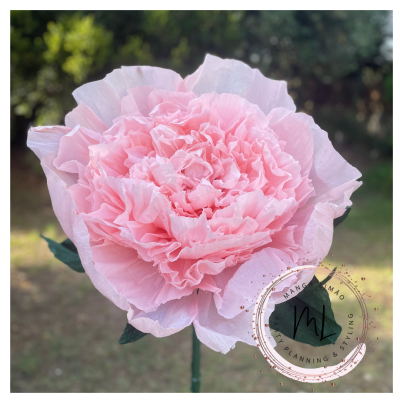 Flor artificial rosa de tecido com pétalas onduladas em fundo natural