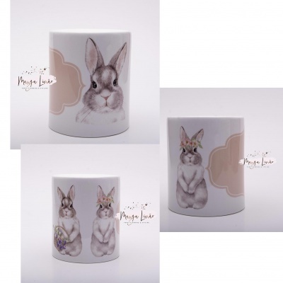Caneca branca com desenhos de coelhos em aquarela com coroas e flores