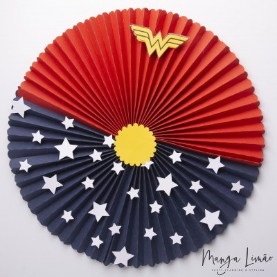 Leque decorativo de papel vermelho e azul escuro com estrelas e símbolo da Mulher-Maravilha