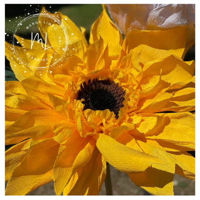 Flor artificial amarela com pétalas largas e núcleo escuro