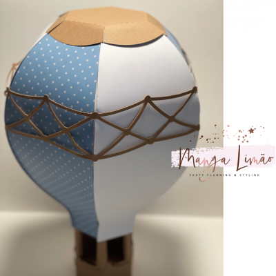 Balão decorativo azul e branco com detalhes castanhos