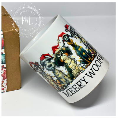Caneca branca com desenho de cães com gorros de Natal