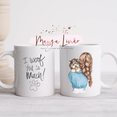 Duas canecas brancas com desenhos e texto em português e inglês