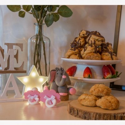 Mesa com bolinhos, decorativos de porcelana e iluminação em forma de estrela