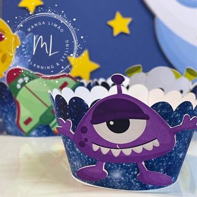Copo decorado para cupcakes com personagem roxo e fundo azul estrelado