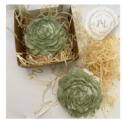 Sabonetes verdes em formato de flor com palha decorativa e caixa de papelão