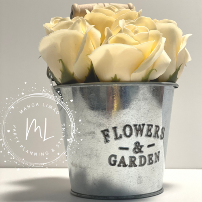 Cesto metálico prateado com rosas artificiais creme e inscrição FLOWERS & GARDEN