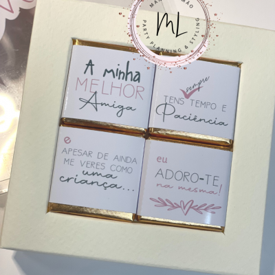 Conjunto de quatro chocolates com mensagens em papel branco dentro de caixa branca