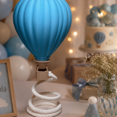Decoração de balão de ar quente azul com base espiral branca numa mesa de festa