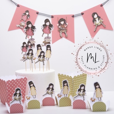 Decoração de festa com figuras de garotas em papel em palitos, bandeirolas cor-de-rosa e suportes para cupcakes em rosa e verde-oliva.