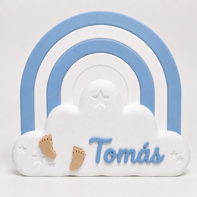 Decoração de nuvem branca com o nome Tomás e arco-íris azul e branco