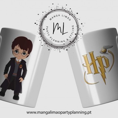 Duas canecas brancas com personagens de Harry Potter e logo central
