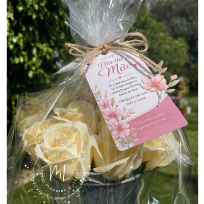 Arranjo de flores creme no vaso metálico FLOWERS com etiqueta de Dia da Mãe em embalagem transparente