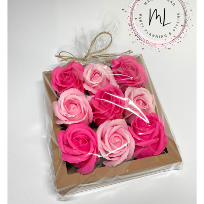 Embalagem com nove rosas artificiais rosa em caixa de cartão e saco plástico