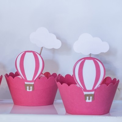 Suportes de cupcake rosas com decoração de balão de ar quente e nuvem de papel.