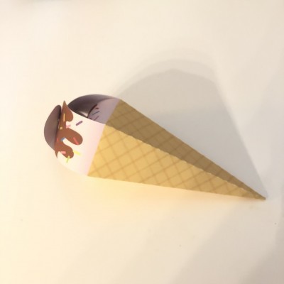 Cone de gelado de papelão com padrão de waffle e topo decorado a imitar gelado
