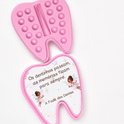 Caixa rosa em forma de dente com tampa decorada e texto