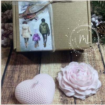 Caixa de presente com cartão ilustrado e velas decorativas em forma de coração e flor