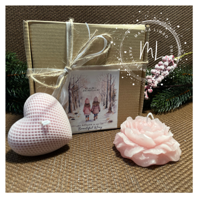 Velas decorativas rosa e caixa de presente com fita branca e ilustracao invernal