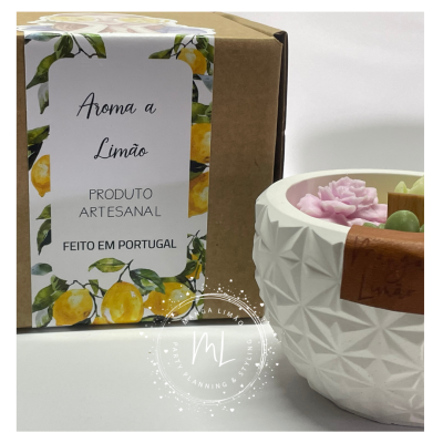 Vela artesanal aroma a limão em recipiente branco texturizado com caixa decorada com limões