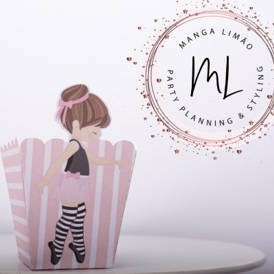 Embalagem rosa às riscas com desenho de bailarina e logótipo circular ao fundo