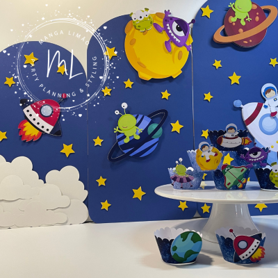 Decoração de festa espacial com aliens, foguetes, planetas, estrelas e astronautas em fundo azul