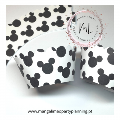 Wrappers para cupcakes com padrão preto do Mickey Mouse em fundo branco
