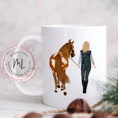 Caneca branca com ilustração de mulher a levar cavalo castanho manchado